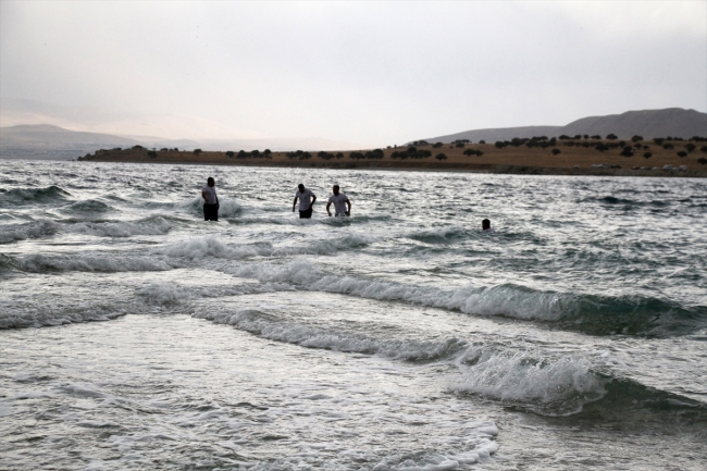 Van Gölü'nde Çarpanak Adası'na antik yoldan yüzerek ulaştılar